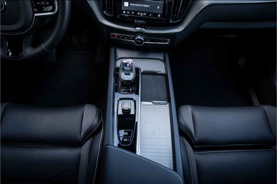 Volvo XC60 2.0 T6 Plug-in hybrid AWD Plus Dark ** Trekhaak ** Panodak ** H/K