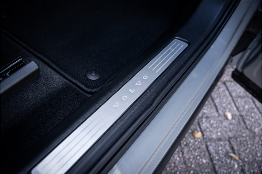 Volvo XC60 2.0 T6 Plug-in hybrid AWD Plus Dark ** Trekhaak ** Panodak ** H/K
