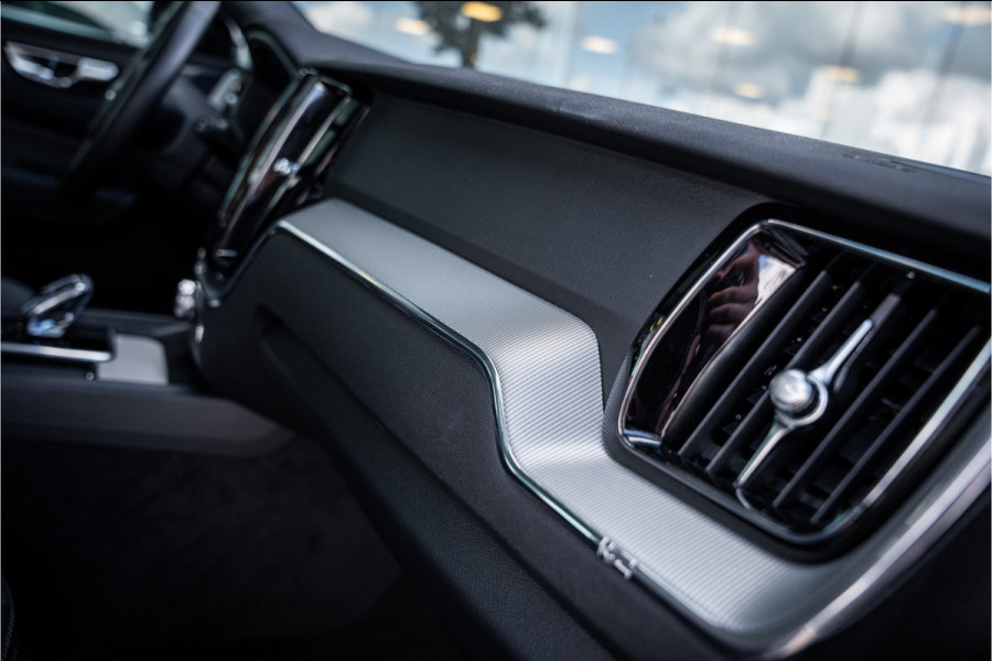 Volvo XC60 2.0 T6 Plug-in hybrid AWD Plus Dark ** Trekhaak ** Panodak ** H/K