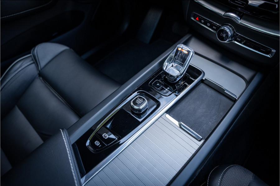 Volvo XC60 2.0 T6 Plug-in hybrid AWD Plus Dark ** Trekhaak ** Panodak ** H/K
