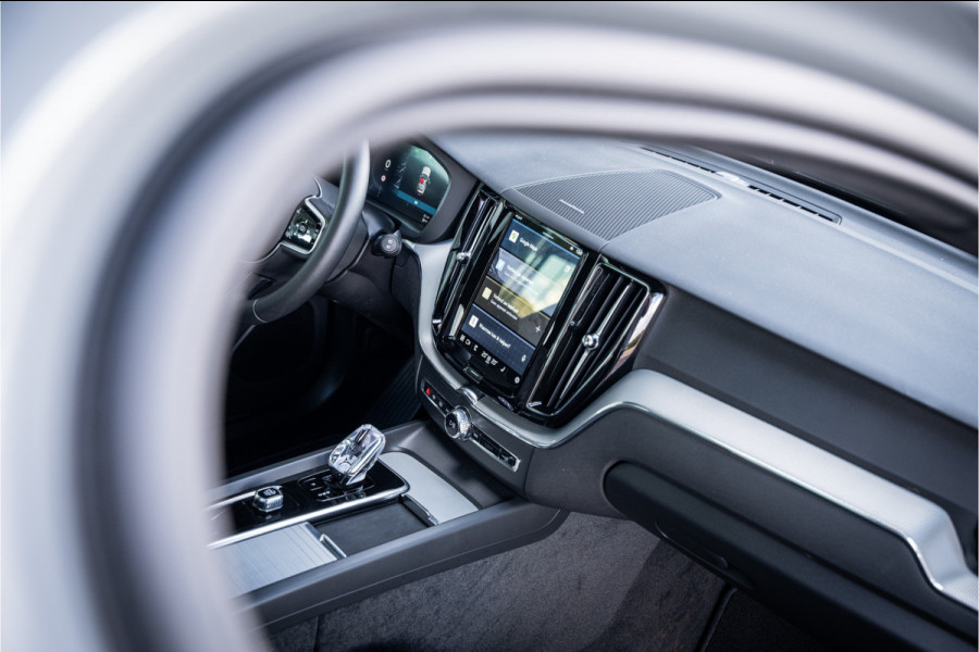 Volvo XC60 2.0 T6 Plug-in hybrid AWD Plus Dark ** Trekhaak ** Panodak ** H/K