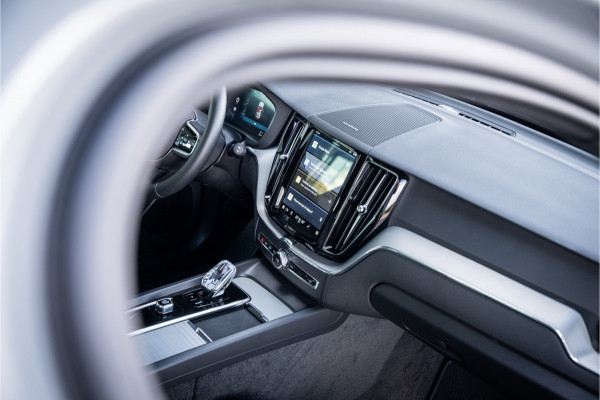 Volvo XC60 2.0 T6 Plug-in hybrid AWD Plus Dark ** Trekhaak ** Panodak ** H/K