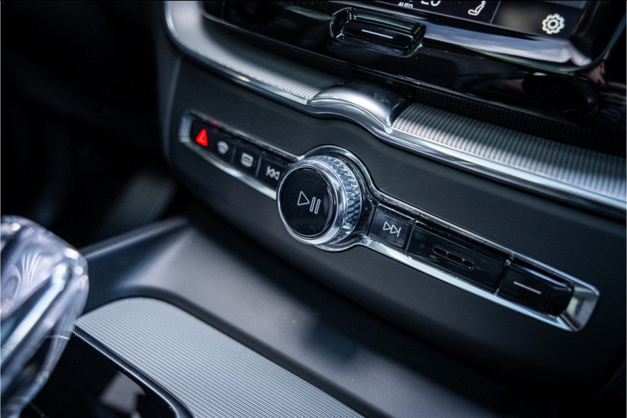 Volvo XC60 2.0 T6 Plug-in hybrid AWD Plus Dark ** Trekhaak ** Panodak ** H/K