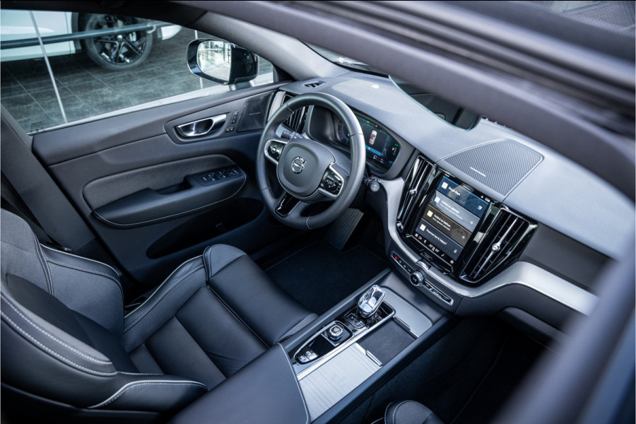Volvo XC60 2.0 T6 Plug-in hybrid AWD Plus Dark ** Trekhaak ** Panodak ** H/K