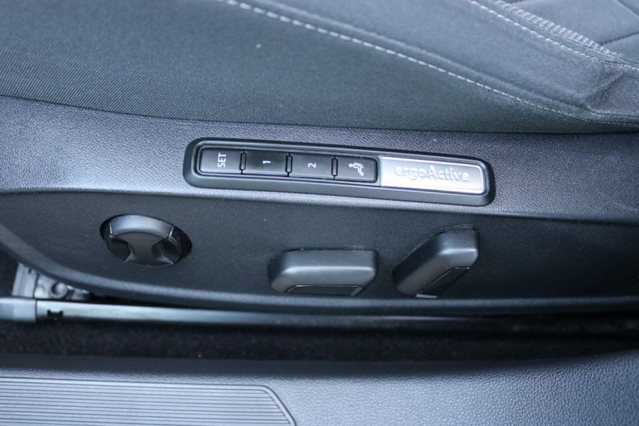 Volkswagen Golf 1.5 TSI Life Business Xenon Virtuel cockpit Sportzetels Camera Led Bj:2020 Volkswagen Golf 1.5 TSI Life Business Xenon Virtuel cockpit Sportzetels Camera Led Bj:2020