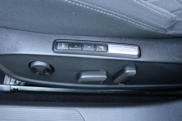 Volkswagen Golf 1.5 TSI Life Business Xenon Virtuel cockpit Sportzetels Camera Led Bj:2020 Volkswagen Golf 1.5 TSI Life Business Xenon Virtuel cockpit Sportzetels Camera Led Bj:2020