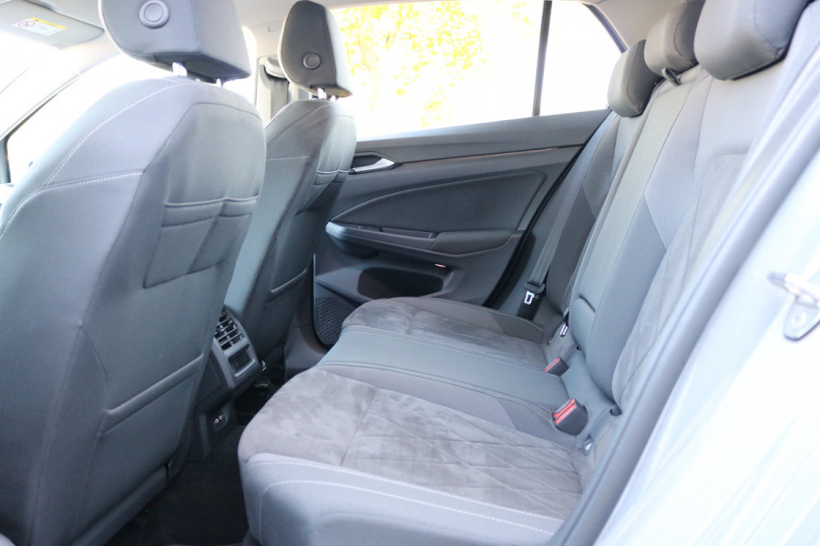 Volkswagen Golf 1.5 TSI Life Business Xenon Virtuel cockpit Sportzetels Camera Led Bj:2020 Volkswagen Golf 1.5 TSI Life Business Xenon Virtuel cockpit Sportzetels Camera Led Bj:2020