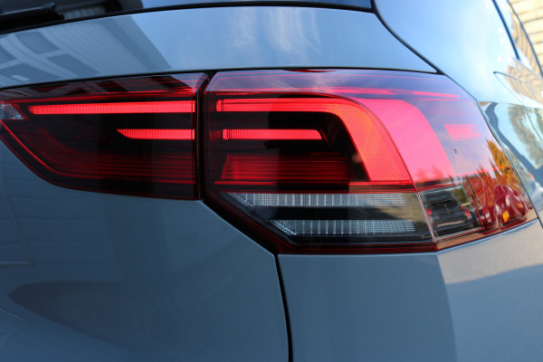 Volkswagen Golf 1.5 TSI Life Business Xenon Virtuel cockpit Sportzetels Camera Led Bj:2020 Volkswagen Golf 1.5 TSI Life Business Xenon Virtuel cockpit Sportzetels Camera Led Bj:2020