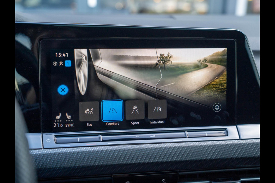 Volkswagen Golf 2.0 TSI R-line / 190PK / Pano / IQ / Black style / H&K / Keyless / Stoel+Stuurverwarming / DAB+