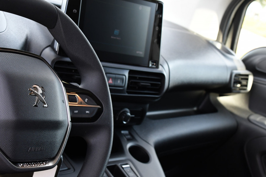Peugeot e-Partner 136 L1 50 kWh Black Edition Camera, Cruise, Carplay, Stoelverwarming, 136pk, Multimedia, BOM VOL! Peugeot e-Partner 136 L1 50 kWh Black Edition Camera, Cruise, Carplay, Stoelverwarming, 136pk, Multimedia, BOM VOL!
