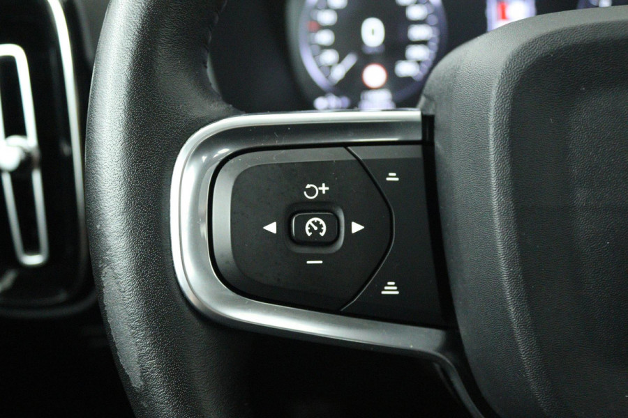 Volvo XC40 2.0 T4 Momentum (PANORAMADAK, DIGITALE COCKPIT, CAMERA, NAVIGATIE, ELEKTR STOELEN, PARKEERSENSOREN, NL-AUTO)
