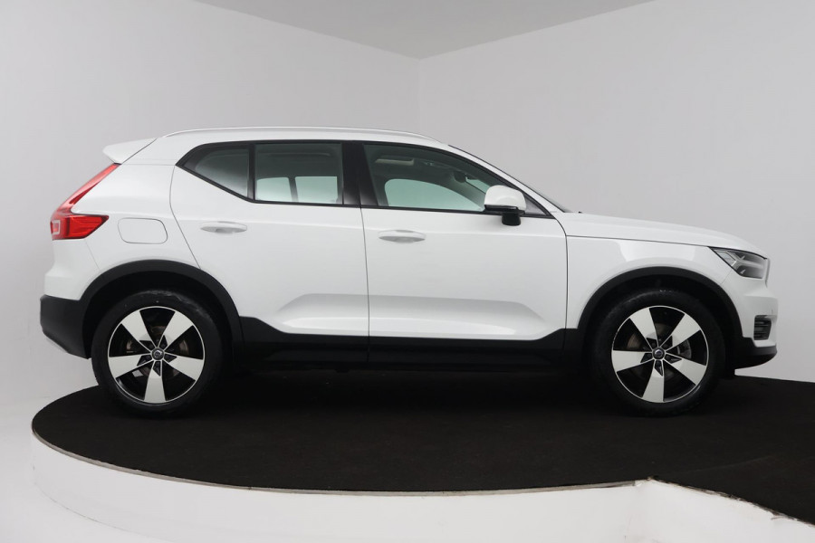 Volvo XC40 2.0 T4 Momentum (PANORAMADAK, DIGITALE COCKPIT, CAMERA, NAVIGATIE, ELEKTR STOELEN, PARKEERSENSOREN, NL-AUTO)