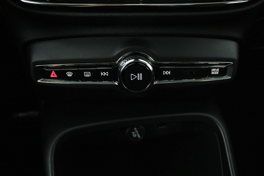 Volvo XC40 2.0 T4 Momentum (PANORAMADAK, DIGITALE COCKPIT, CAMERA, NAVIGATIE, ELEKTR STOELEN, PARKEERSENSOREN, NL-AUTO)