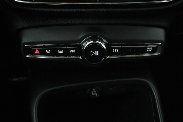 Volvo XC40 2.0 T4 Momentum (PANORAMADAK, DIGITALE COCKPIT, CAMERA, NAVIGATIE, ELEKTR STOELEN, PARKEERSENSOREN, NL-AUTO)