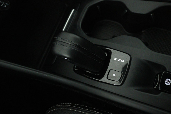 Volvo XC40 2.0 T4 Momentum (PANORAMADAK, DIGITALE COCKPIT, CAMERA, NAVIGATIE, ELEKTR STOELEN, PARKEERSENSOREN, NL-AUTO)