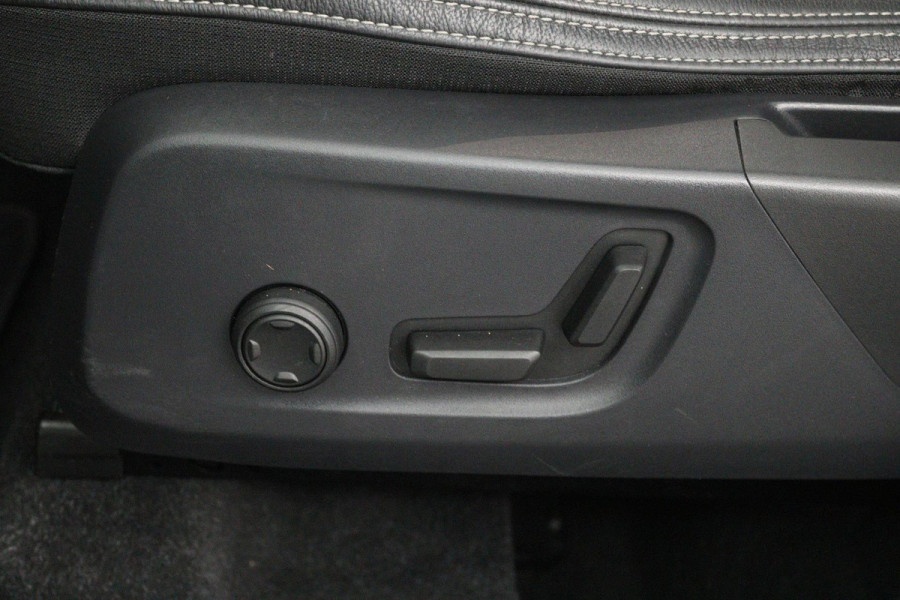 Volvo XC40 2.0 T4 Momentum (PANORAMADAK, DIGITALE COCKPIT, CAMERA, NAVIGATIE, ELEKTR STOELEN, PARKEERSENSOREN, NL-AUTO)