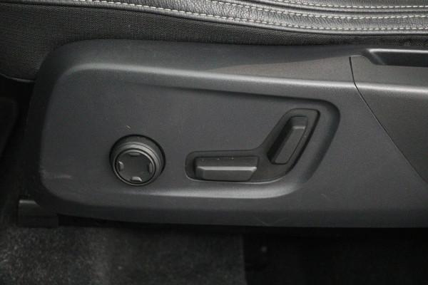 Volvo XC40 2.0 T4 Momentum (PANORAMADAK, DIGITALE COCKPIT, CAMERA, NAVIGATIE, ELEKTR STOELEN, PARKEERSENSOREN, NL-AUTO)