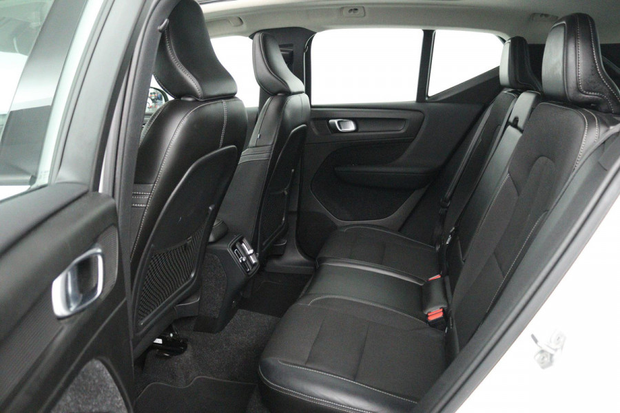 Volvo XC40 2.0 T4 Momentum (PANORAMADAK, DIGITALE COCKPIT, CAMERA, NAVIGATIE, ELEKTR STOELEN, PARKEERSENSOREN, NL-AUTO)