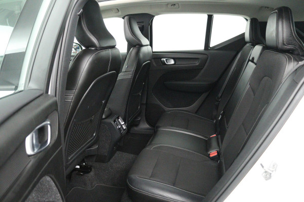 Volvo XC40 2.0 T4 Momentum (PANORAMADAK, DIGITALE COCKPIT, CAMERA, NAVIGATIE, ELEKTR STOELEN, PARKEERSENSOREN, NL-AUTO)