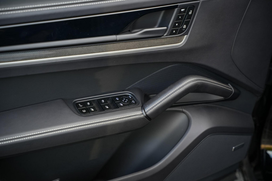 Porsche Cayenne Coupé 3.0 E-Hybrid SportDesign Carbon | 4x Display incl. Passagiersdisplay & HUD Bose 22””