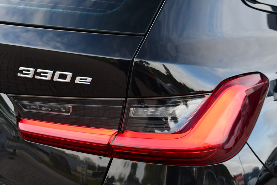 BMW 3 Serie Touring 330e M-Sport Pano HUD El-zetels laser-LED Camera