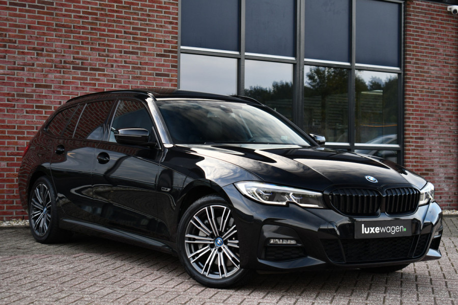 BMW 3 Serie Touring 330e M-Sport Pano HUD El-zetels laser-LED Camera