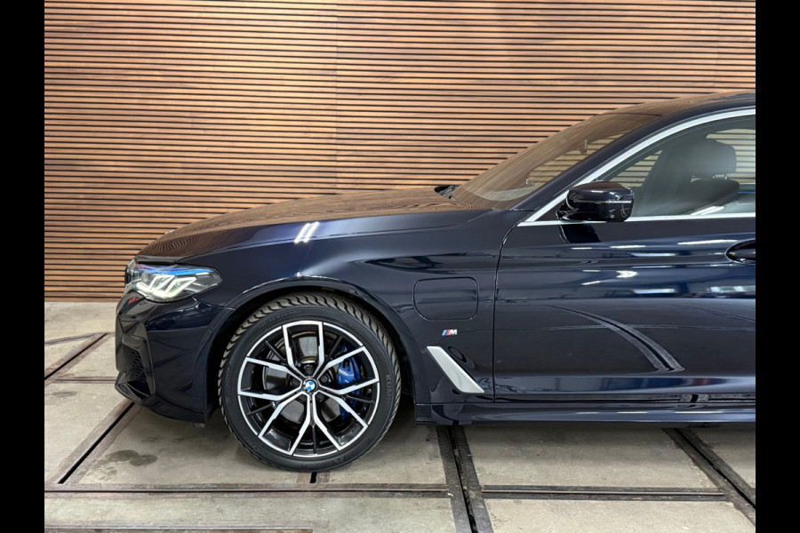BMW 5 Serie 530e High Executive M-Sport Shadow Line | Laser | LCI | Pano | Drive Assist Prof | 19' inch BMW 5 Serie 530e High Executive M-Sport Shadow Line | Laser | LCI | Pano | Drive Assist Prof | 19' inch