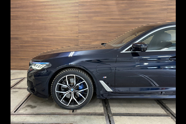BMW 5 Serie 530e High Executive M-Sport Shadow Line | Laser | LCI | Pano | Drive Assist Prof | 19' inch BMW 5 Serie 530e High Executive M-Sport Shadow Line | Laser | LCI | Pano | Drive Assist Prof | 19' inch