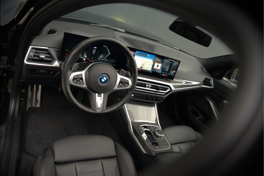 BMW 3-serie 320e High Executive M Sport | Panoramadak | Harman Kardon | Carbon | Camera | Adaptive LED | Stoelverwarming | Stuurverwarming | Apple Carplay | Navigatie | Cruise Control | Memory Seat | Trekhaak | Keyless | Shadowline