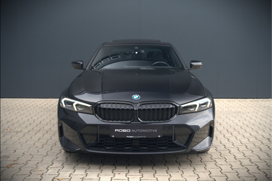 BMW 3-serie 320e High Executive M Sport | Panoramadak | Harman Kardon | Carbon | Camera | Adaptive LED | Stoelverwarming | Stuurverwarming | Apple Carplay | Navigatie | Cruise Control | Memory Seat | Trekhaak | Keyless | Shadowline