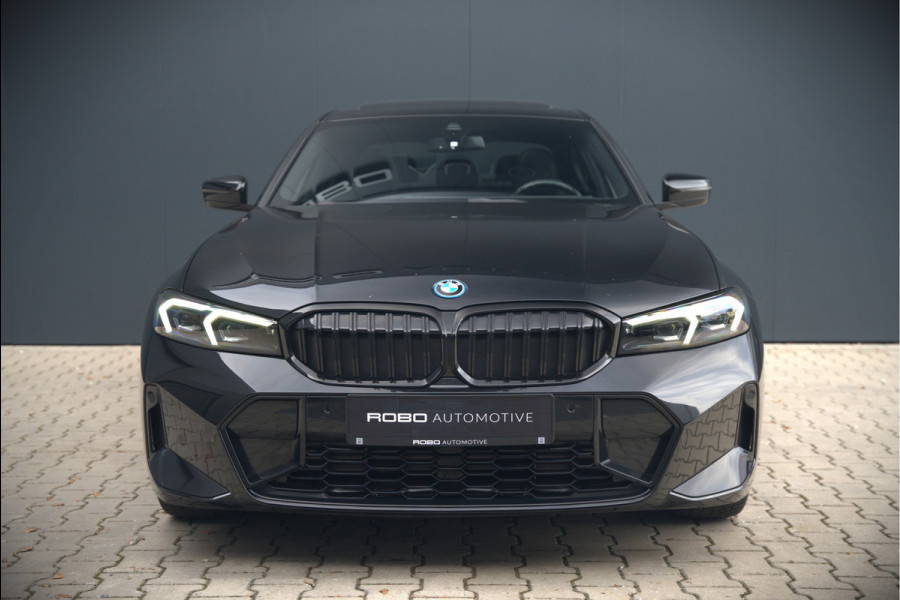 BMW 3-serie 320e High Executive M Sport | Panoramadak | Harman Kardon | Carbon | Camera | Adaptive LED | Stoelverwarming | Stuurverwarming | Apple Carplay | Navigatie | Cruise Control | Memory Seat | Trekhaak | Keyless | Shadowline