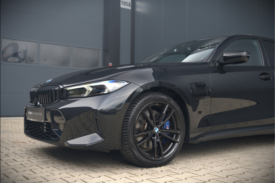 BMW 3-serie 320e High Executive M Sport | Panoramadak | Harman Kardon | Carbon | Camera | Adaptive LED | Stoelverwarming | Stuurverwarming | Apple Carplay | Navigatie | Cruise Control | Memory Seat | Trekhaak | Keyless | Shadowline