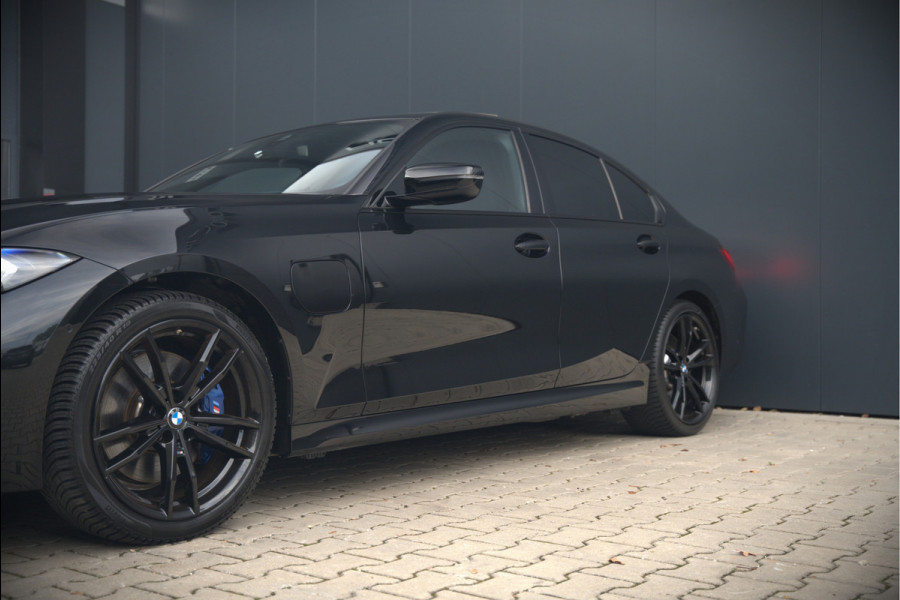 BMW 3-serie 320e High Executive M Sport | Panoramadak | Harman Kardon | Carbon | Camera | Adaptive LED | Stoelverwarming | Stuurverwarming | Apple Carplay | Navigatie | Cruise Control | Memory Seat | Trekhaak | Keyless | Shadowline