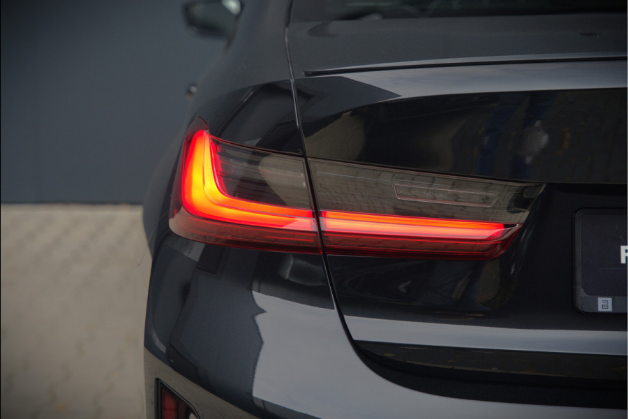 BMW 3-serie 320e High Executive M Sport | Panoramadak | Harman Kardon | Carbon | Camera | Adaptive LED | Stoelverwarming | Stuurverwarming | Apple Carplay | Navigatie | Cruise Control | Memory Seat | Trekhaak | Keyless | Shadowline