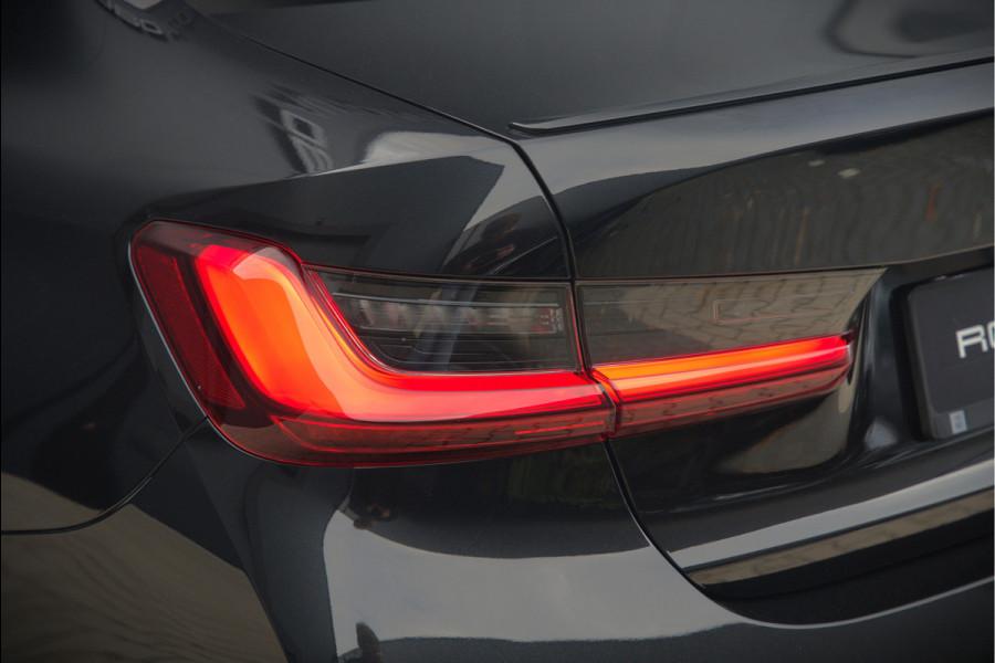 BMW 3-serie 320e High Executive M Sport | Panoramadak | Harman Kardon | Carbon | Camera | Adaptive LED | Stoelverwarming | Stuurverwarming | Apple Carplay | Navigatie | Cruise Control | Memory Seat | Trekhaak | Keyless | Shadowline