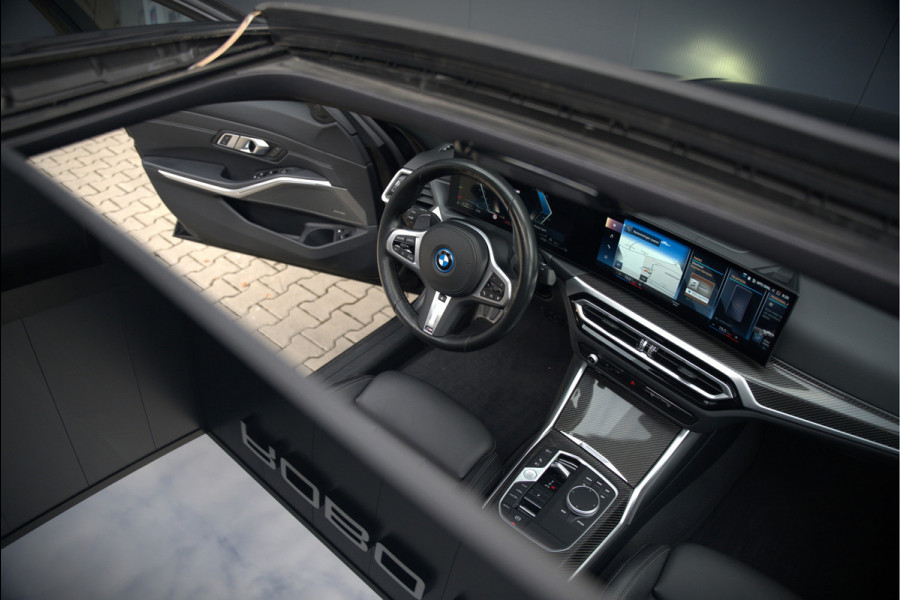 BMW 3-serie 320e High Executive M Sport | Panoramadak | Harman Kardon | Carbon | Camera | Adaptive LED | Stoelverwarming | Stuurverwarming | Apple Carplay | Navigatie | Cruise Control | Memory Seat | Trekhaak | Keyless | Shadowline