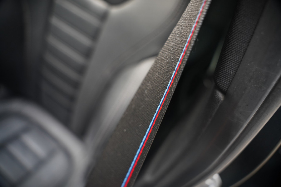 BMW 3-serie 320e High Executive M Sport | Panoramadak | Harman Kardon | Carbon | Camera | Adaptive LED | Stoelverwarming | Stuurverwarming | Apple Carplay | Navigatie | Cruise Control | Memory Seat | Trekhaak | Keyless | Shadowline