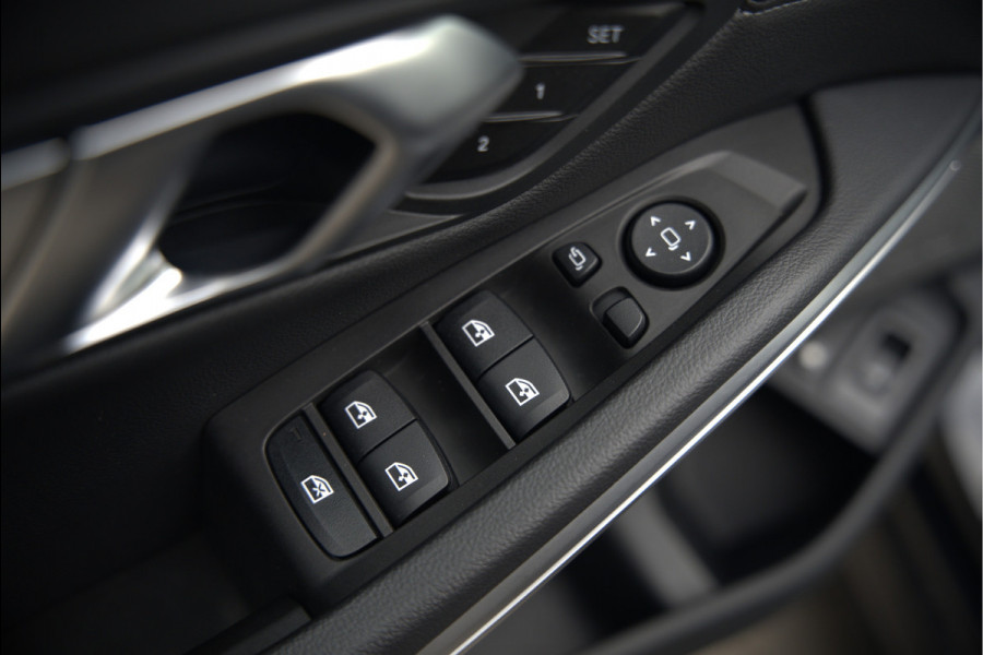 BMW 3-serie 320e High Executive M Sport | Panoramadak | Harman Kardon | Carbon | Camera | Adaptive LED | Stoelverwarming | Stuurverwarming | Apple Carplay | Navigatie | Cruise Control | Memory Seat | Trekhaak | Keyless | Shadowline