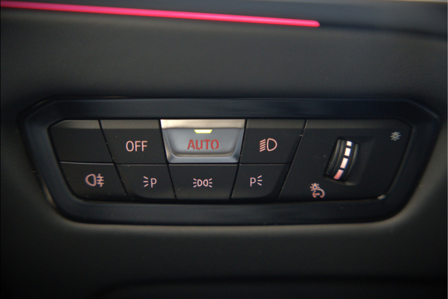 BMW 3-serie 320e High Executive M Sport | Panoramadak | Harman Kardon | Carbon | Camera | Adaptive LED | Stoelverwarming | Stuurverwarming | Apple Carplay | Navigatie | Cruise Control | Memory Seat | Trekhaak | Keyless | Shadowline