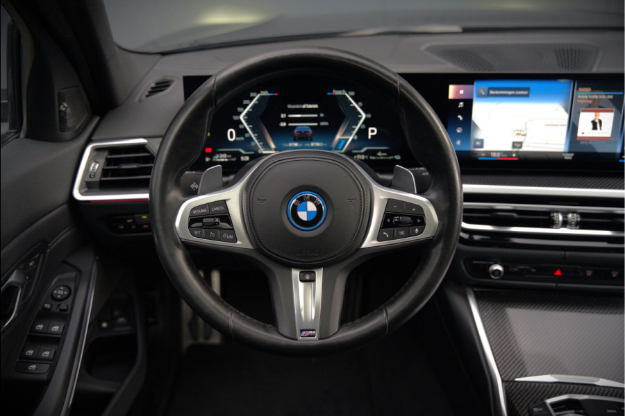 BMW 3-serie 320e High Executive M Sport | Panoramadak | Harman Kardon | Carbon | Camera | Adaptive LED | Stoelverwarming | Stuurverwarming | Apple Carplay | Navigatie | Cruise Control | Memory Seat | Trekhaak | Keyless | Shadowline