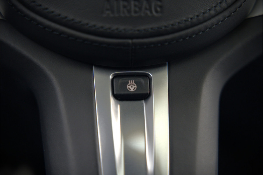 BMW 3-serie 320e High Executive M Sport | Panoramadak | Harman Kardon | Carbon | Camera | Adaptive LED | Stoelverwarming | Stuurverwarming | Apple Carplay | Navigatie | Cruise Control | Memory Seat | Trekhaak | Keyless | Shadowline