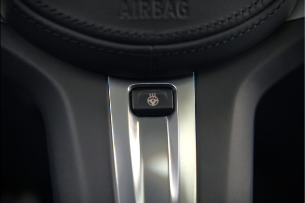 BMW 3-serie 320e High Executive M Sport | Panoramadak | Harman Kardon | Carbon | Camera | Adaptive LED | Stoelverwarming | Stuurverwarming | Apple Carplay | Navigatie | Cruise Control | Memory Seat | Trekhaak | Keyless | Shadowline