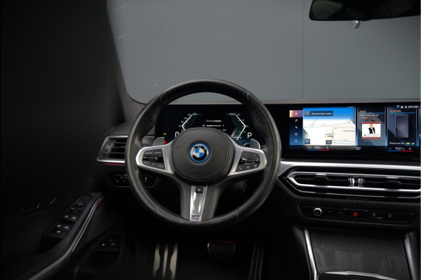 BMW 3-serie 320e High Executive M Sport | Panoramadak | Harman Kardon | Carbon | Camera | Adaptive LED | Stoelverwarming | Stuurverwarming | Apple Carplay | Navigatie | Cruise Control | Memory Seat | Trekhaak | Keyless | Shadowline
