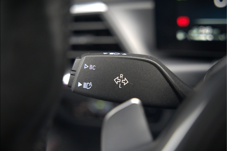 BMW 3-serie 320e High Executive M Sport | Panoramadak | Harman Kardon | Carbon | Camera | Adaptive LED | Stoelverwarming | Stuurverwarming | Apple Carplay | Navigatie | Cruise Control | Memory Seat | Trekhaak | Keyless | Shadowline