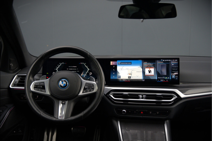 BMW 3-serie 320e High Executive M Sport | Panoramadak | Harman Kardon | Carbon | Camera | Adaptive LED | Stoelverwarming | Stuurverwarming | Apple Carplay | Navigatie | Cruise Control | Memory Seat | Trekhaak | Keyless | Shadowline