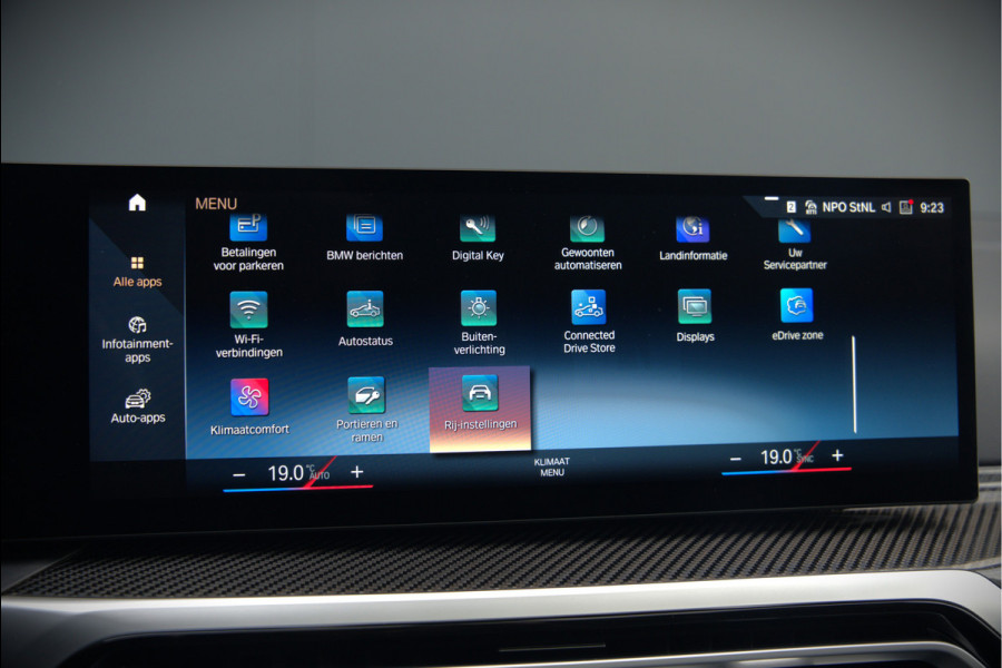 BMW 3-serie 320e High Executive M Sport | Panoramadak | Harman Kardon | Carbon | Camera | Adaptive LED | Stoelverwarming | Stuurverwarming | Apple Carplay | Navigatie | Cruise Control | Memory Seat | Trekhaak | Keyless | Shadowline