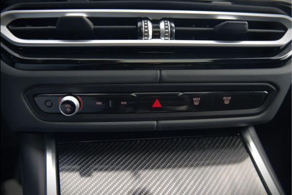 BMW 3-serie 320e High Executive M Sport | Panoramadak | Harman Kardon | Carbon | Camera | Adaptive LED | Stoelverwarming | Stuurverwarming | Apple Carplay | Navigatie | Cruise Control | Memory Seat | Trekhaak | Keyless | Shadowline