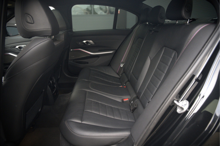 BMW 3-serie 320e High Executive M Sport | Panoramadak | Harman Kardon | Carbon | Camera | Adaptive LED | Stoelverwarming | Stuurverwarming | Apple Carplay | Navigatie | Cruise Control | Memory Seat | Trekhaak | Keyless | Shadowline