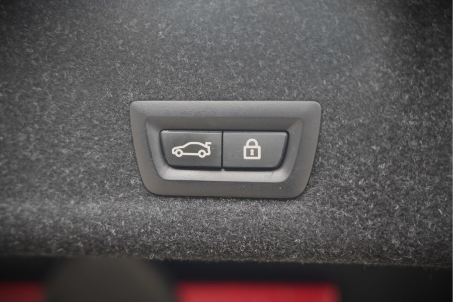 BMW 3-serie 320e High Executive M Sport | Panoramadak | Harman Kardon | Carbon | Camera | Adaptive LED | Stoelverwarming | Stuurverwarming | Apple Carplay | Navigatie | Cruise Control | Memory Seat | Trekhaak | Keyless | Shadowline