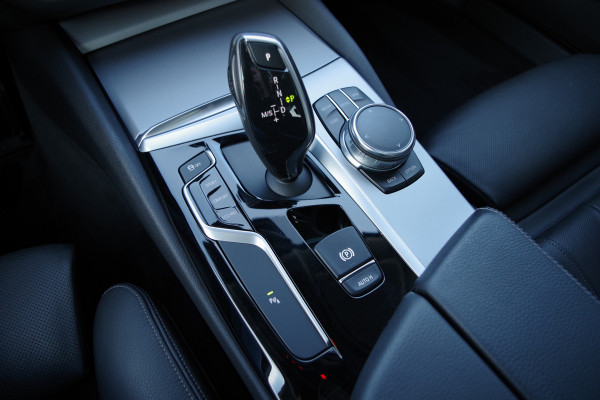 BMW 5 Serie 540i 340 PK xDrive High Executive, Trekhaak, Schuif-Kanteldak, Adap. Cruise Control, Memory BMW 5 Serie 540i 340 PK xDrive High Executive, Trekhaak, Schuif-Kanteldak, Adap. Cruise Control, Memory